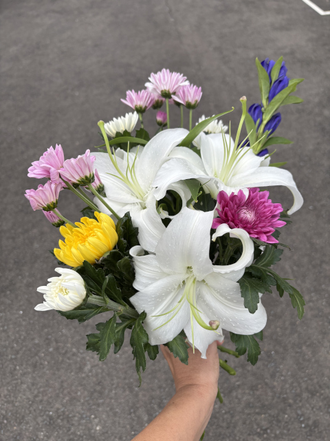 生花のお供え（季節のお花を使用します）